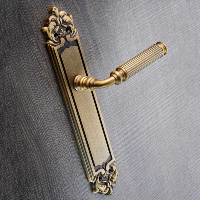 Rania Series Epoque forme Door Handle on Plate Frosio Bortolo Fluted Surface